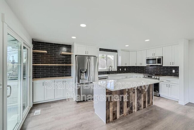 Foto del edificio - 8827 18th Ave SW