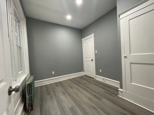 Building Photo - 30 N 56th St