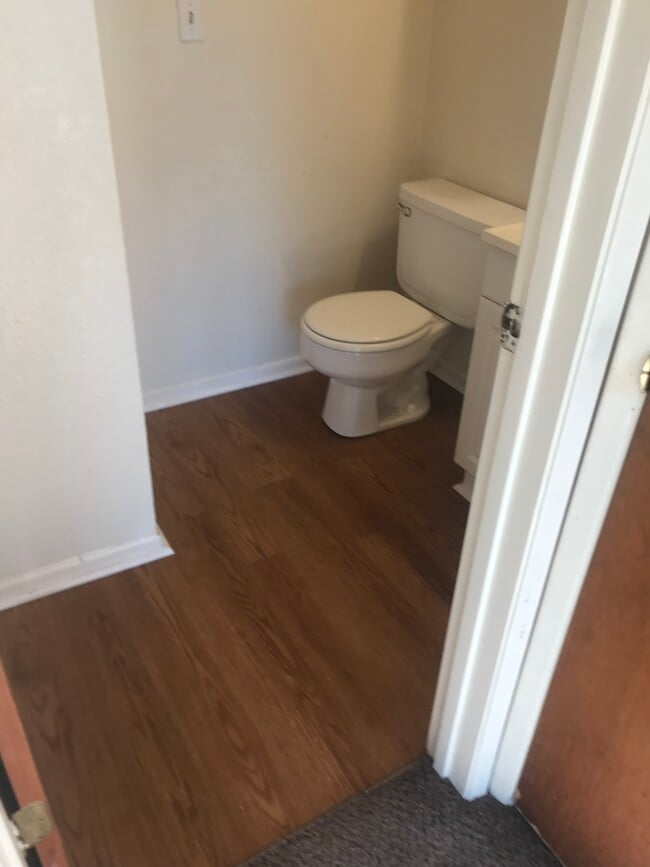 Baño de la planta baja - 630 Chestnut St