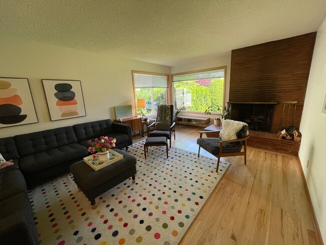 Building Photo - Stunning Eastmoreland Mid-Century Modern w/ Private Yard, A/C