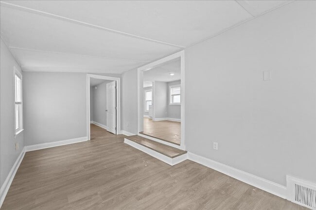 Building Photo - Newly Renovated 2 bedroom home!