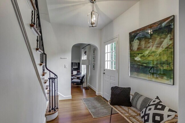 Foto del edificio - 2902 N Hills Dr NE