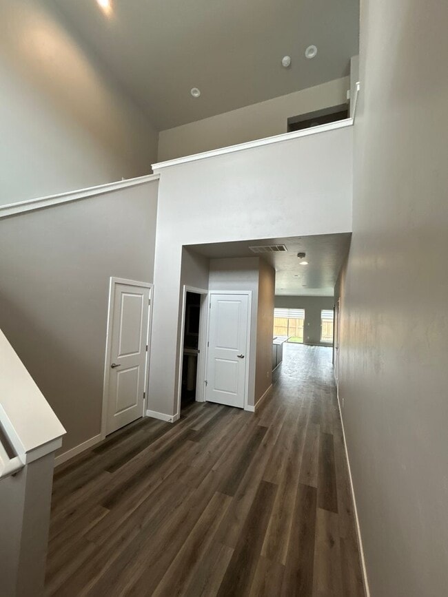 Building Photo - 2 Primary Bedroom Suites / 2.5 Bathroom Townhouse in Redmond OR
