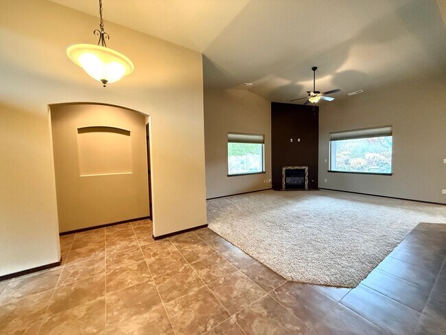 Building Photo - 4 bed 2 Bath off Keene