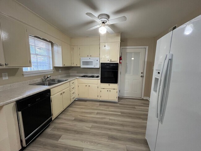 Foto del edificio - Recently Updated Three Bedroom House in Po...
