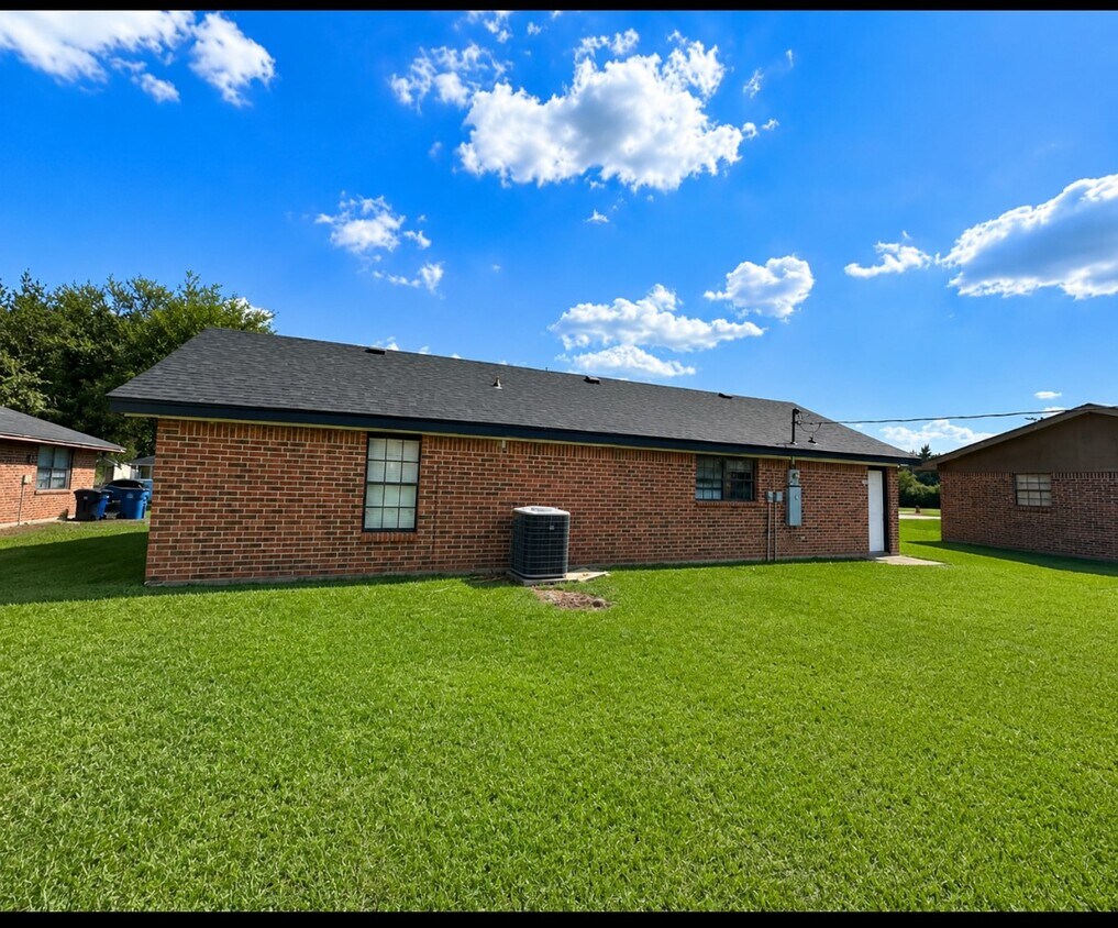 Building Photo - 732 Meadow Ln