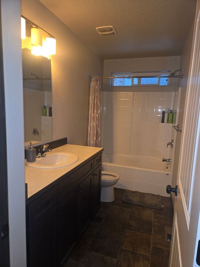 Building Photo - Single-level home with private yard