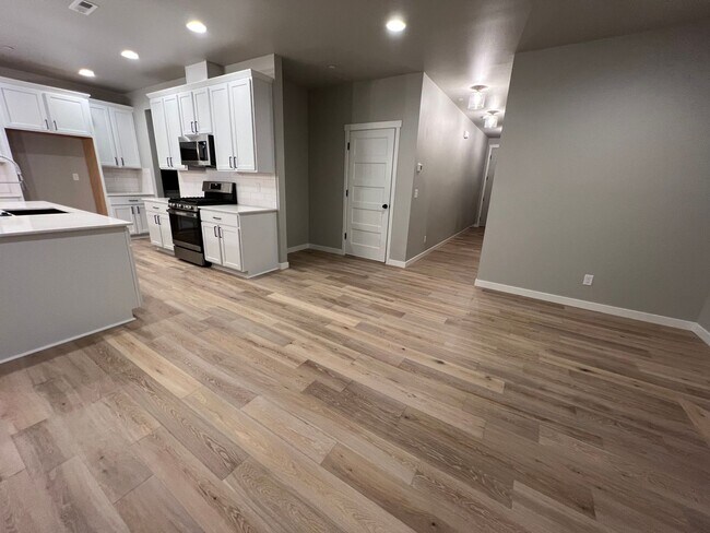 Foto del edificio - Like New 2022 Built 5 bedroom home