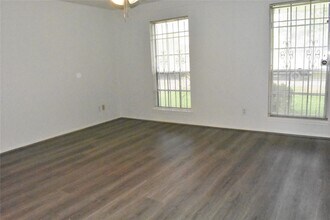 Building Photo - 10427 Huntington Wood Dr