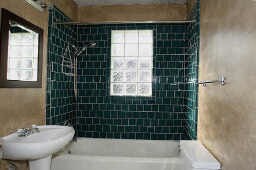 baño - 228 S Indianapolis Ave
