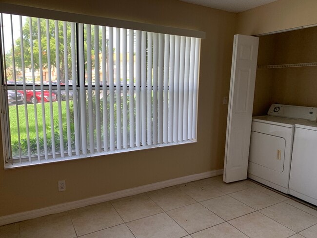 Foto del edificio - 3370 Pinewalk Dr N