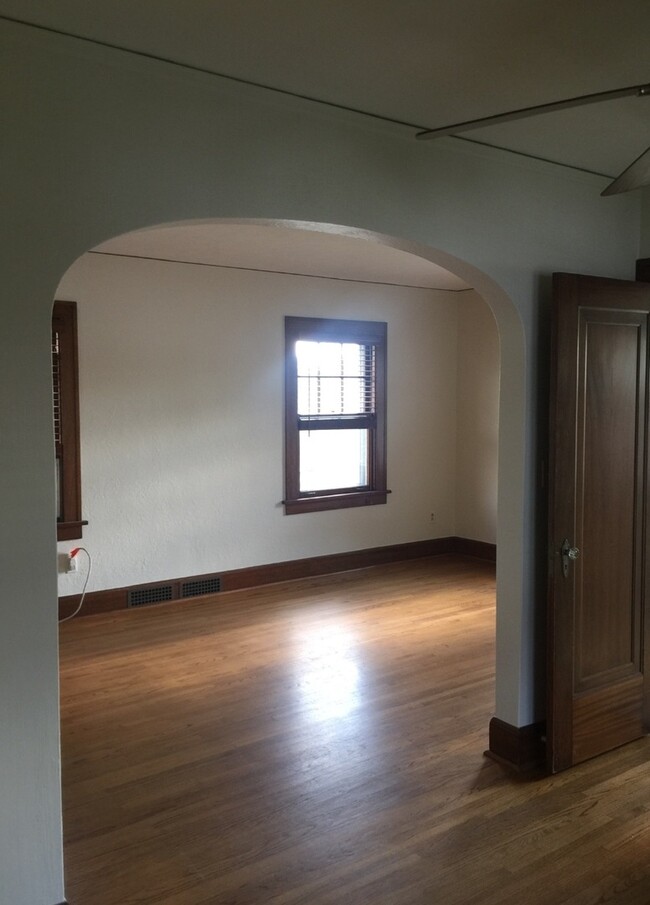 Building Photo - 206 Oak St