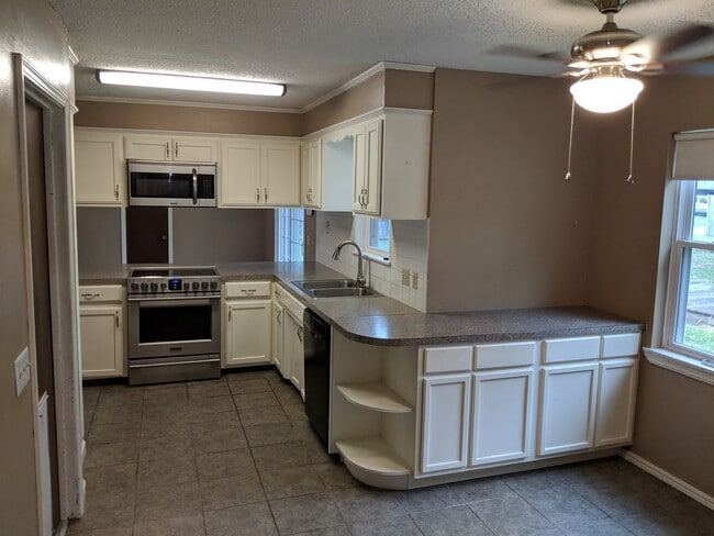 Building Photo - Cute Home on a Corner Lot!!!