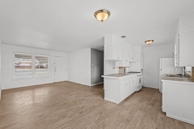 Foto del edificio - Updated Home with Gorgeous Floors & Large Backyard