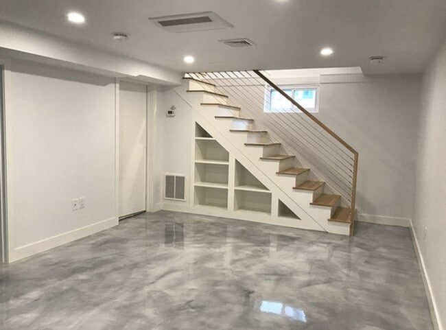 Building Photo - River Pied a Terre