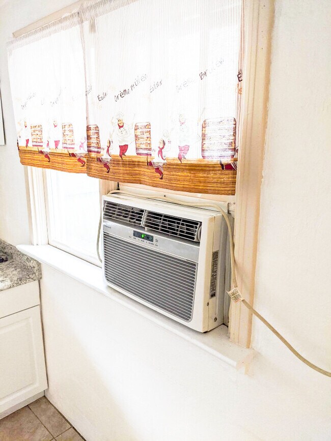 Foto del edificio - 228 Pierce Avenue