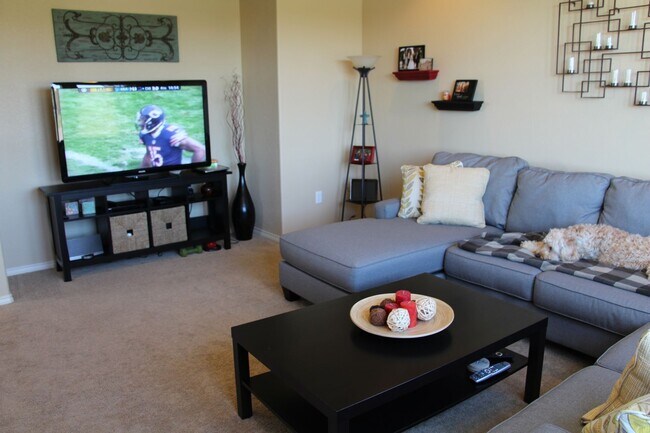 Building Photo - Spacious 3bed/2.5 Bath Single Family Home ...