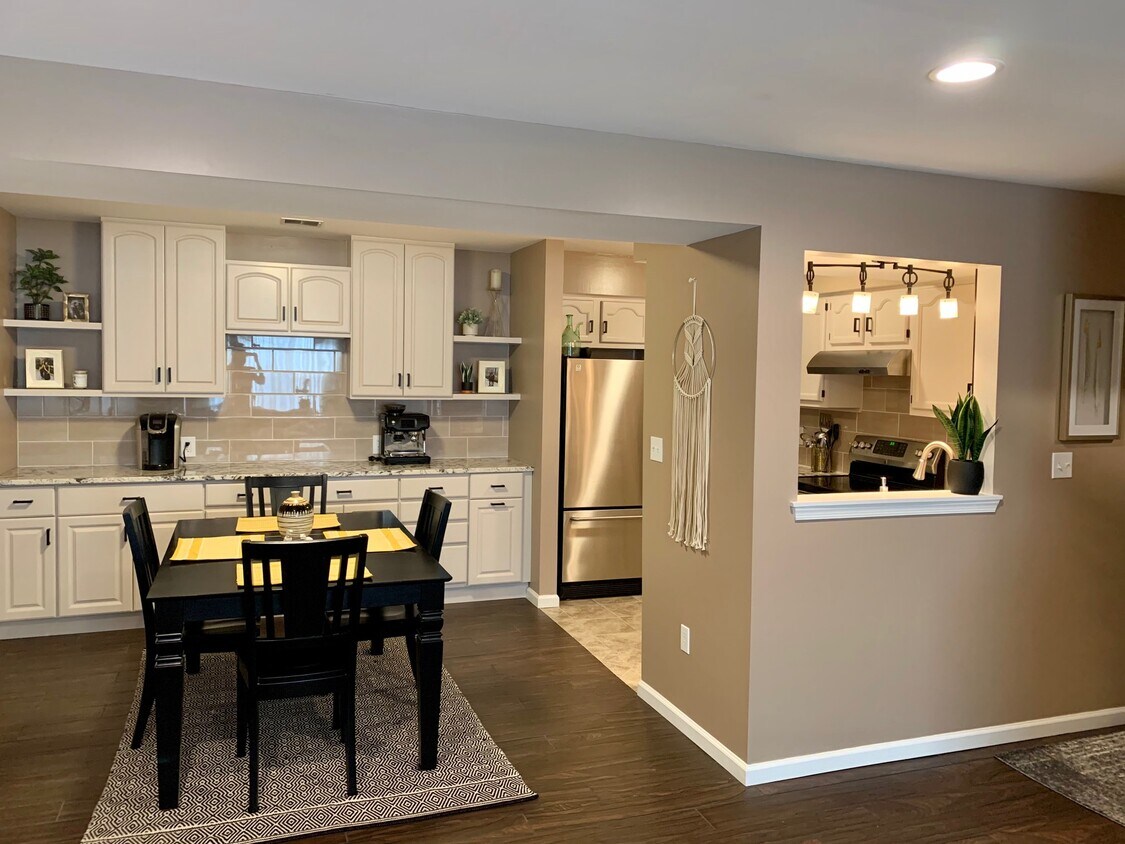 Kitchen/Dining with 10 ft. built-in buffet/Bar hutch - 5123 Cheryl Dr