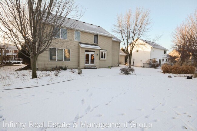 Building Photo - 5 br, 3.5 bath House - 2883 Oakview Dr NE