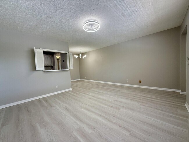 Building Photo - 305 Camden M