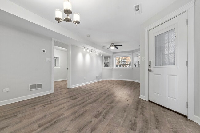 Foto del edificio - 3255 W Leland Ave