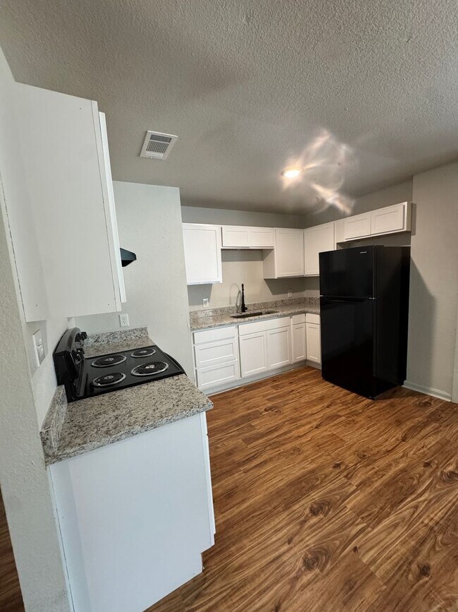 Building Photo - 3/1  apartment in Trumann available now!