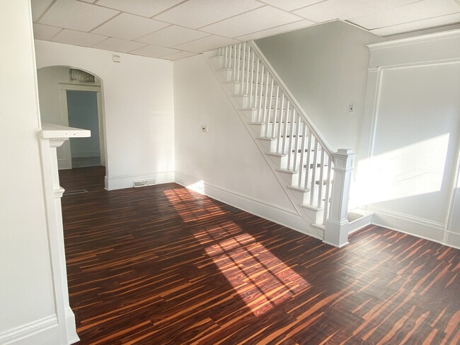 Building Photo - 117 N Walnut St