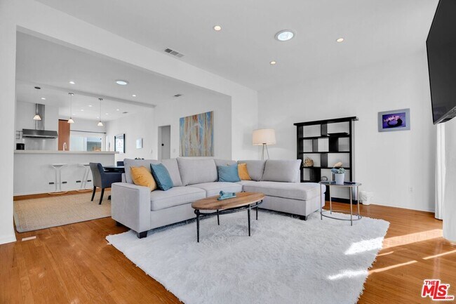 Foto del edificio - 9011 Rosewood Ave