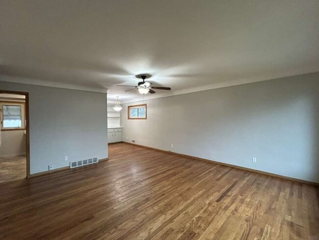 Building Photo - Looking for a place that actually feels li...