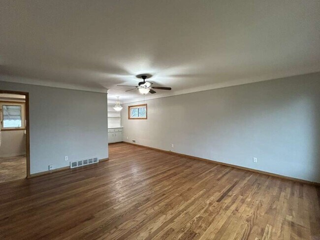 Foto del edificio - Looking for a place that actually feels like home (without breaking the bank)? This 3 bed / 1 bat...