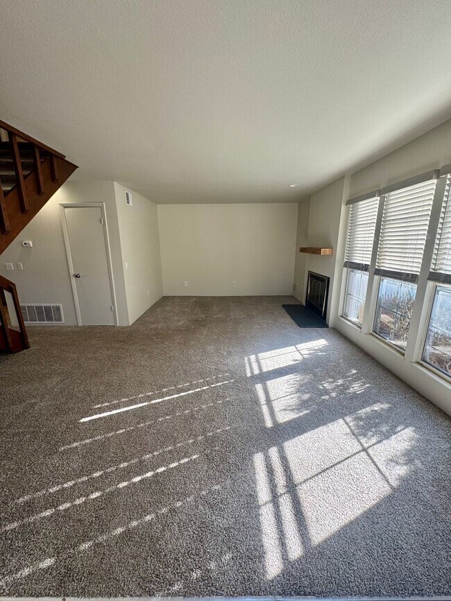 Building Photo - 2 Bedroom Townhome with Pool and Fitness Center/Centrally Located!!