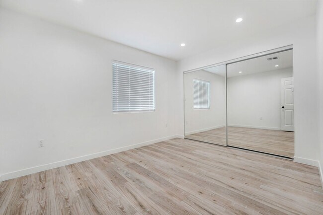 Building Photo - 4 Bedroom West Lancaster