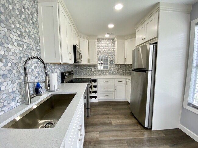 Foto del edificio - Modern & Completely Renovated Condo in the...