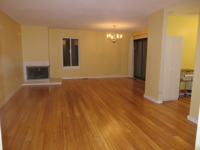 Building Photo - 16 Greenbriar Dr