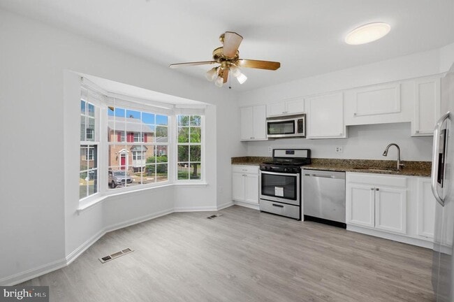 Building Photo - 46601 Carriage Ct