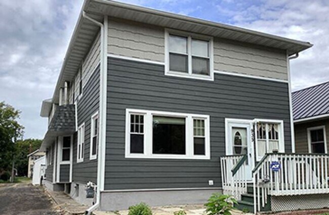 Building Photo - 935 18th Ave SE