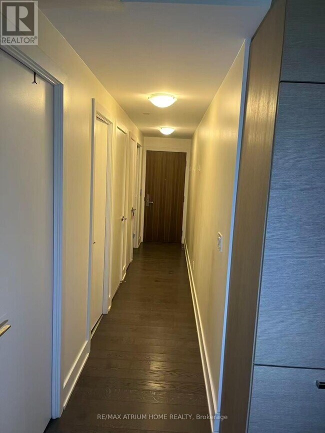 Photo du bâtiment - 200 Bloor St W