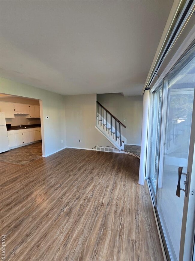 Building Photo - 30107 Lorraine Ave