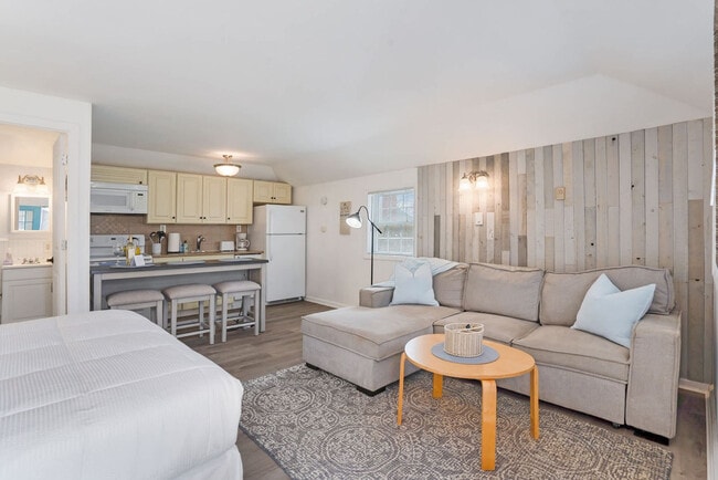 Building Photo - 27 Oak St