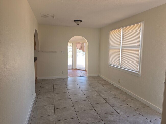 Foto del edificio - A quaint home offering a convenient location within walking distance to downtown Wickenburg
