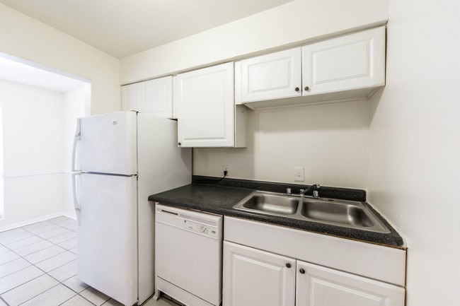 Building Photo - Palm Shore Apartments