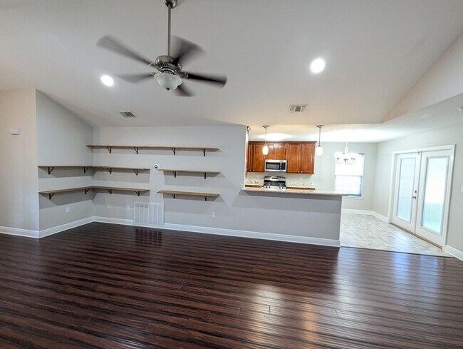 Foto del edificio - 8129 Segura St