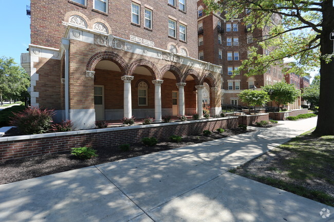 Building Photo - Bainbridge Apartments