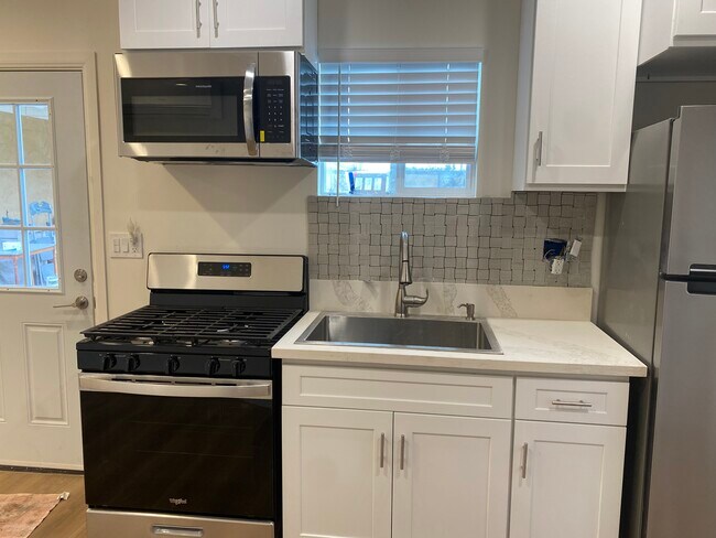 Foto del edificio - 2425 N Parish Pl