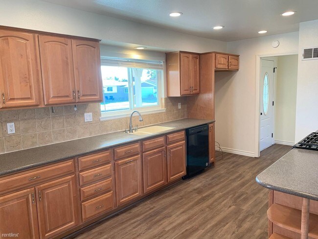 Building Photo - 3 br, 2 bath House - 2303 E Parkside Ave