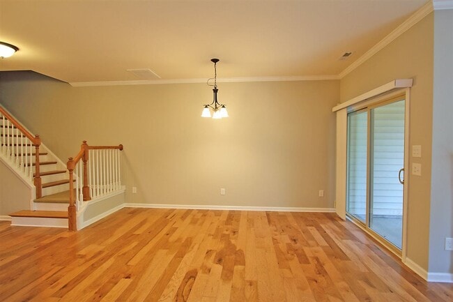Building Photo - Spacious 3Bedroom Townhome in Thompson Rid...