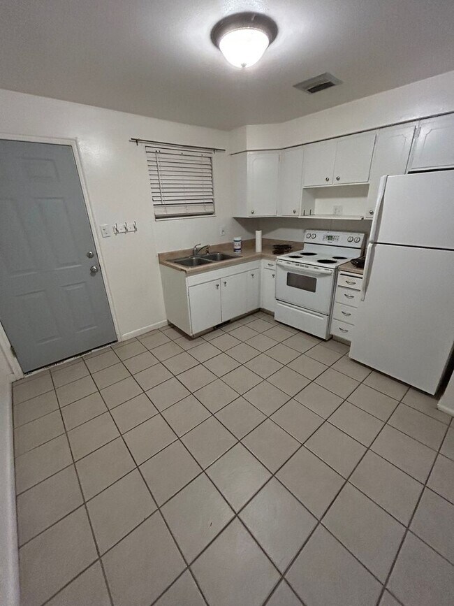 Foto del edificio - SINGLE FAMILY HOUSING -  2 bed/1 bath in Orem February Rent FREE
