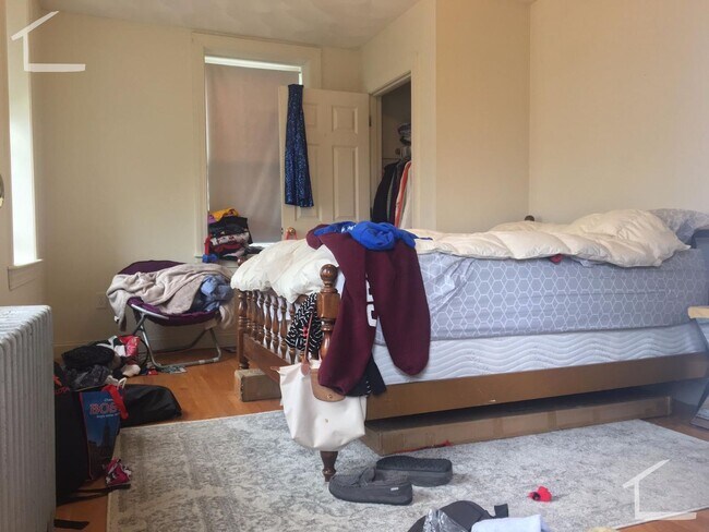 Building Photo - Nicely updated 2 bed unit near the Green Line!