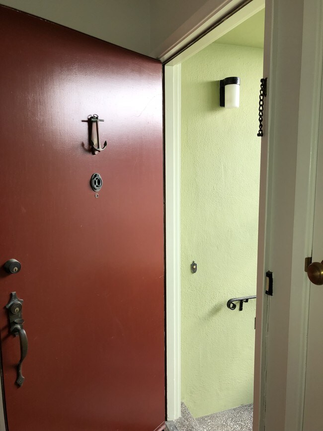 Foto del edificio - 81 Lakeshore Dr