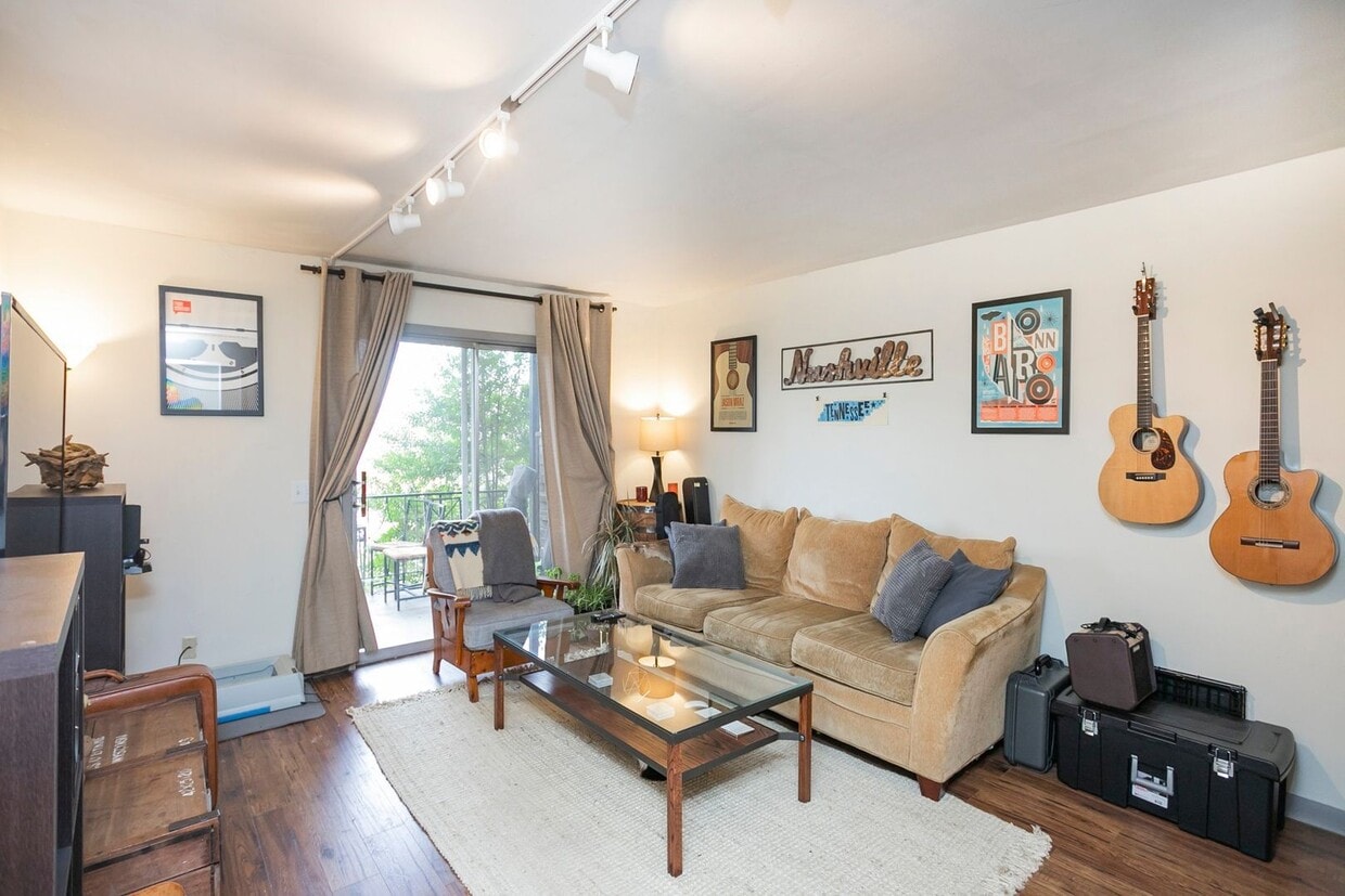 4425 Westlawn Dr Unit C202, Nashville, TN 37209 Room for Rent in